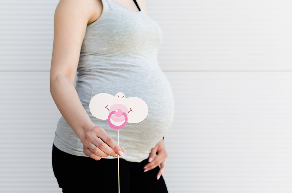 Babybauchfoto mit Fotoprop