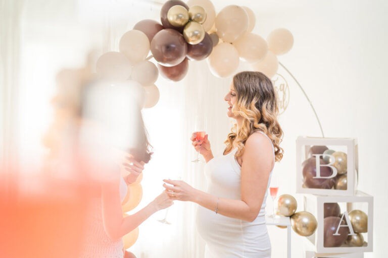 Schwangere Frau bei einer dekorierten Babyparty
