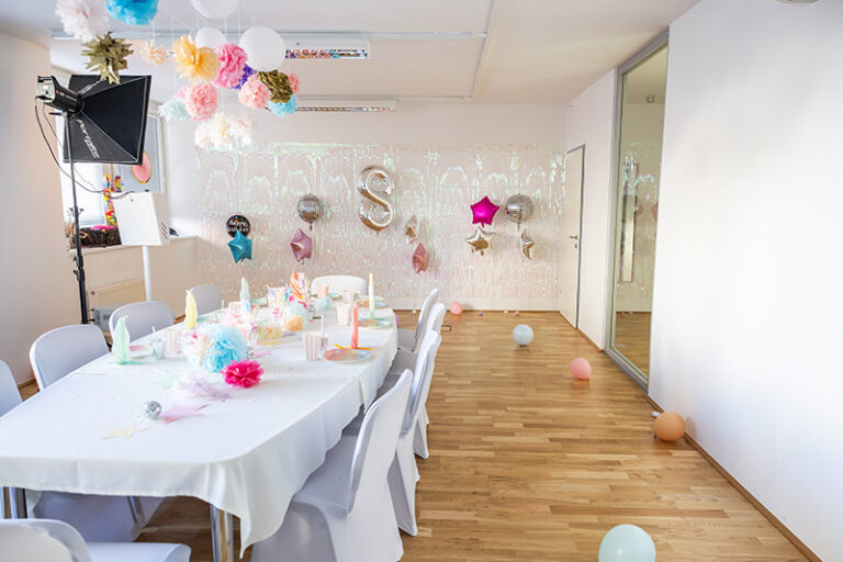 Partyraum mit dekoriertem Tisch