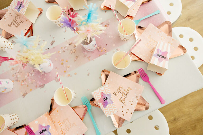 Dekorierter Partytisch in Rosegeold