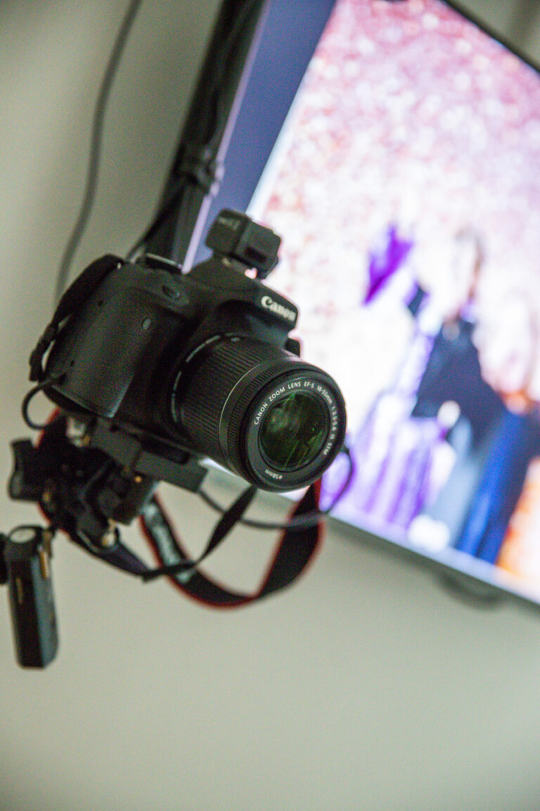 Kamera mit Bildschirm dahinter