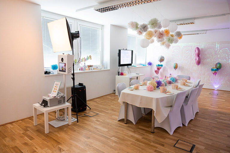 Partyraum dekoriert in Pastellfarben