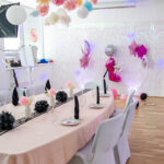 Schwarz Rosa dekorierter partyraum