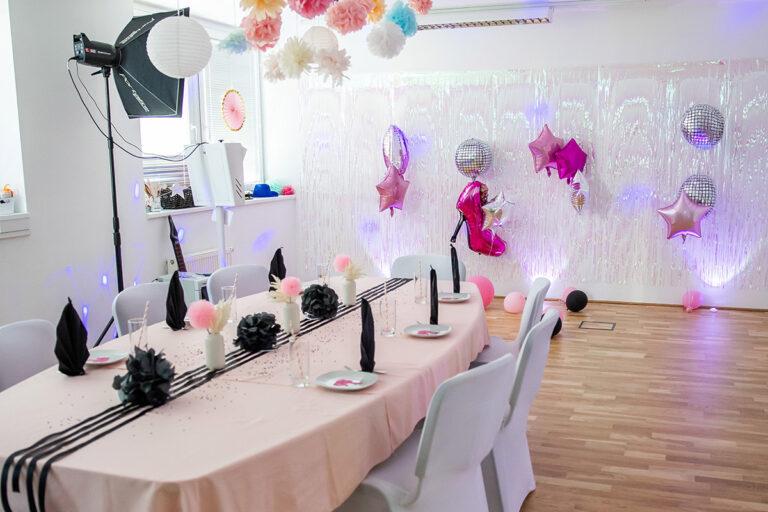 Schwarz Rosa dekorierter partyraum
