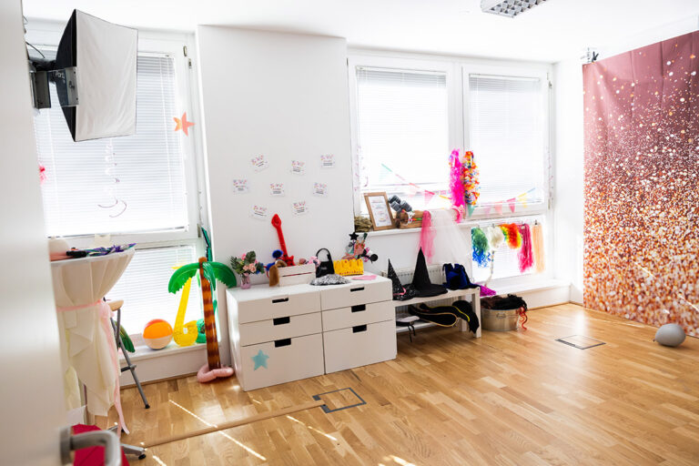 Selfiestudio mit Hintergrund und Accessoires