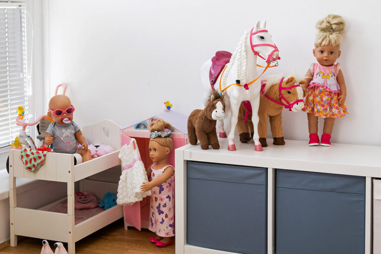 Puppen im Spielraum