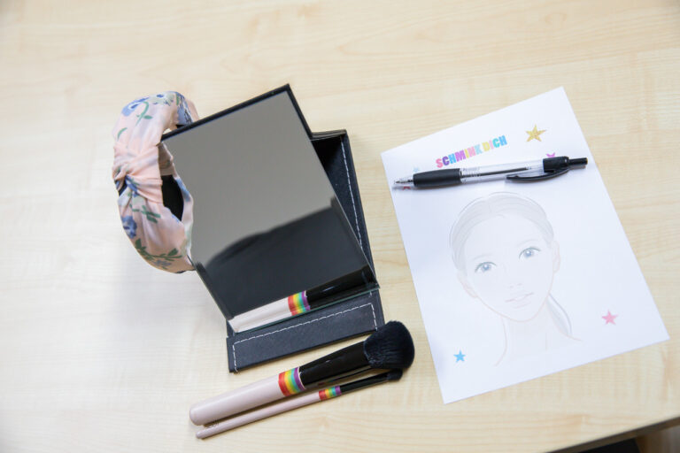 Styling Workshopplatz mit Spiegel und Pinsel