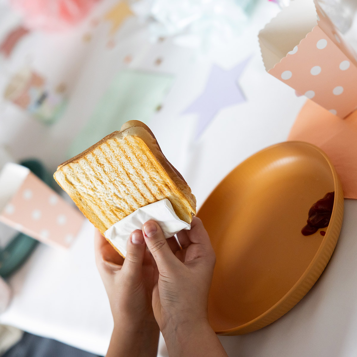 Toast und ein Teller mit Ketchup