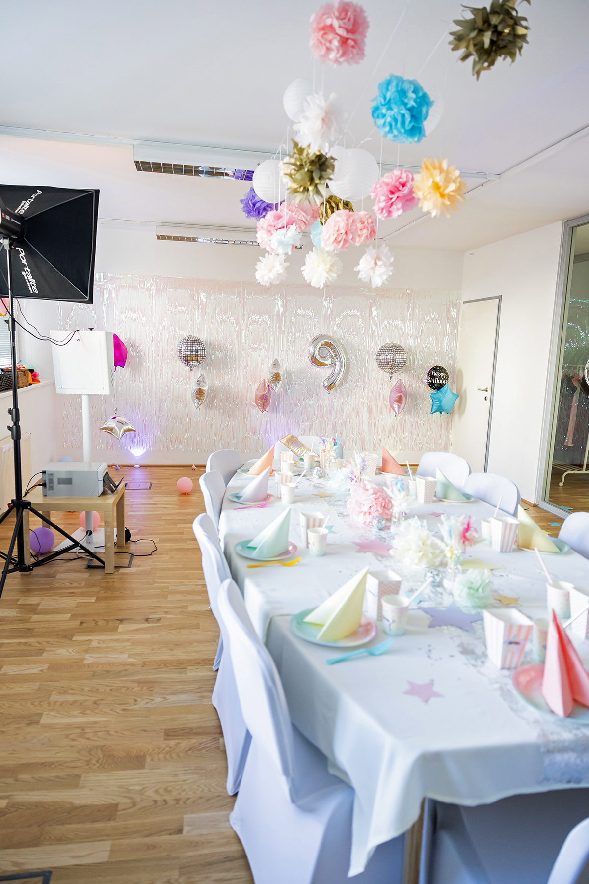 Dekorierter Tisch im Partyraum
