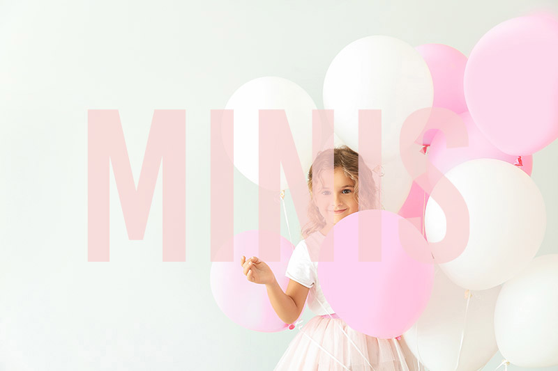 Kind in Luftballons