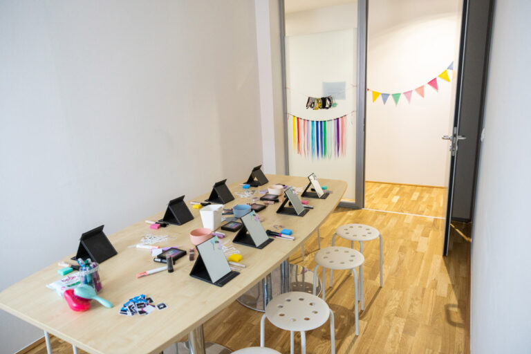 Partyraum mit dekoriertem Tisch