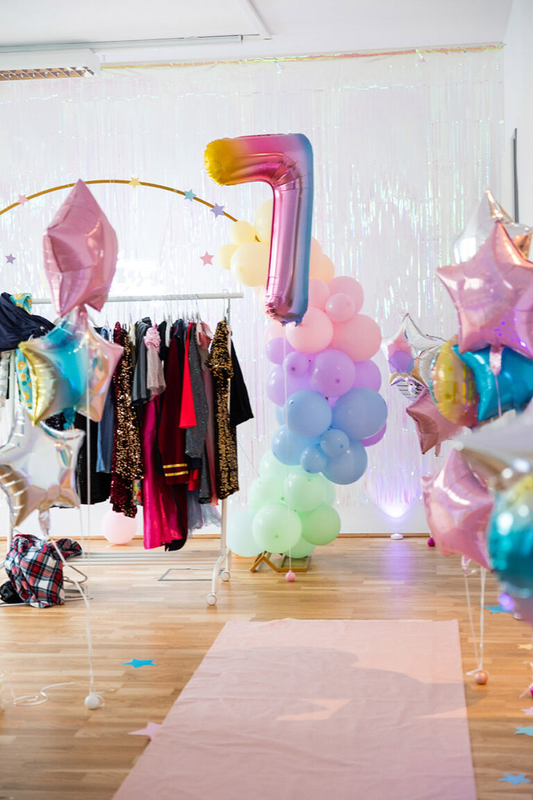 Rosa Teppich und Kleider für eine Modenschau