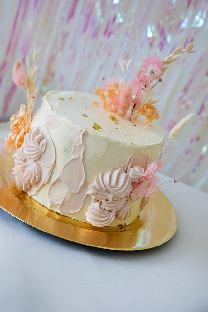 Buttercremetorte hell mit Blumen