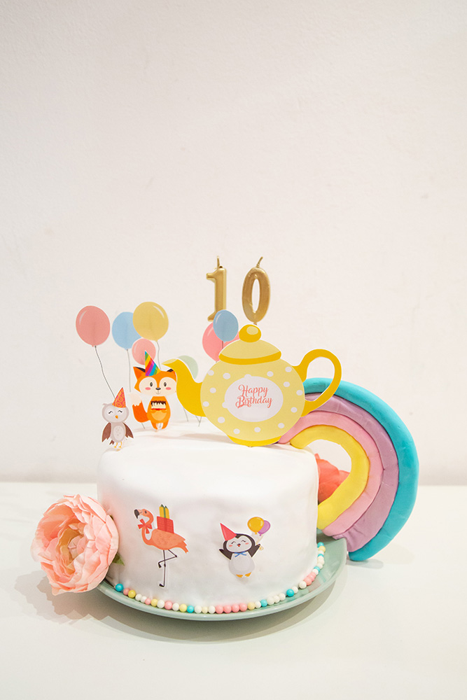 weiße Fondanttorte mit Teekanne