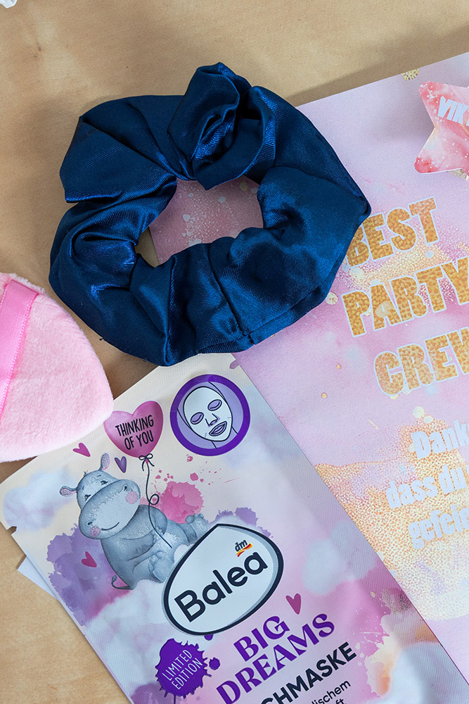 Haarscrunchie, Tuchmaske und Puderquaste