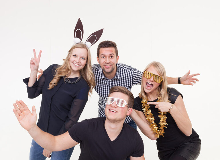 Partyraum mit dekoriertem Tisch