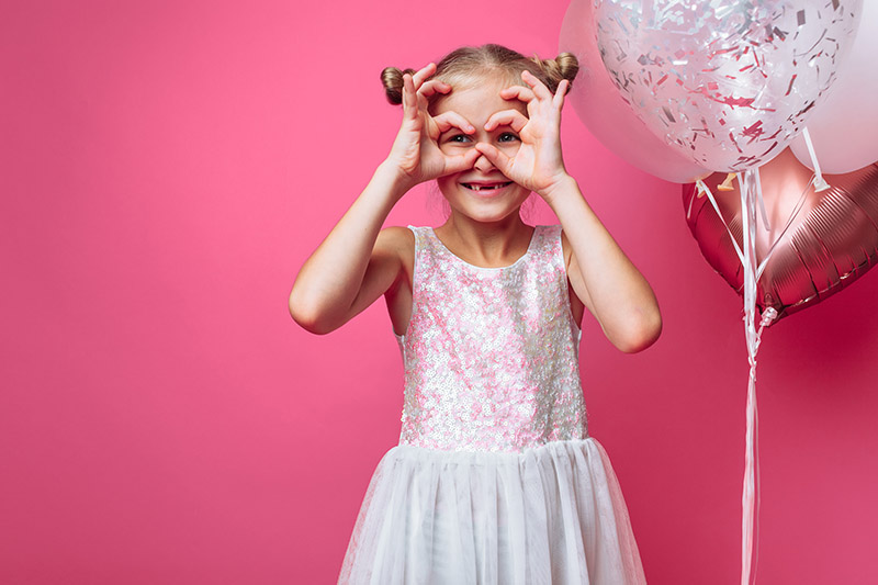 Mädchen vor einem pinken Hintergrund