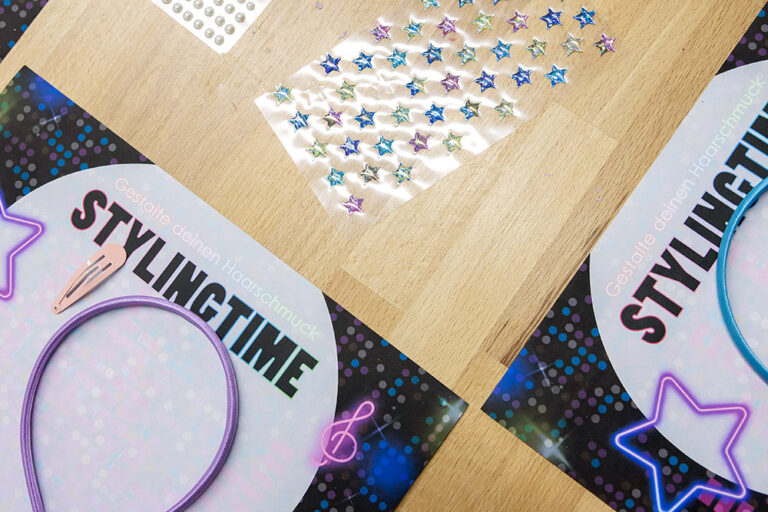 Unterlagen mit Haarreifen und Spangen im Discomotto