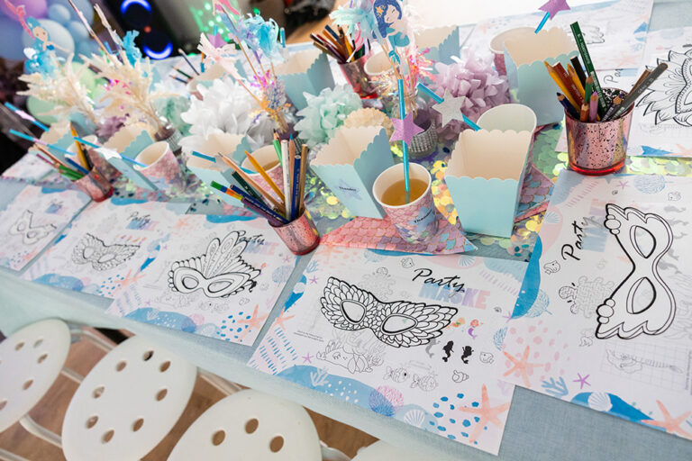 Masken malen während der Fotoparts im Meeresmotto