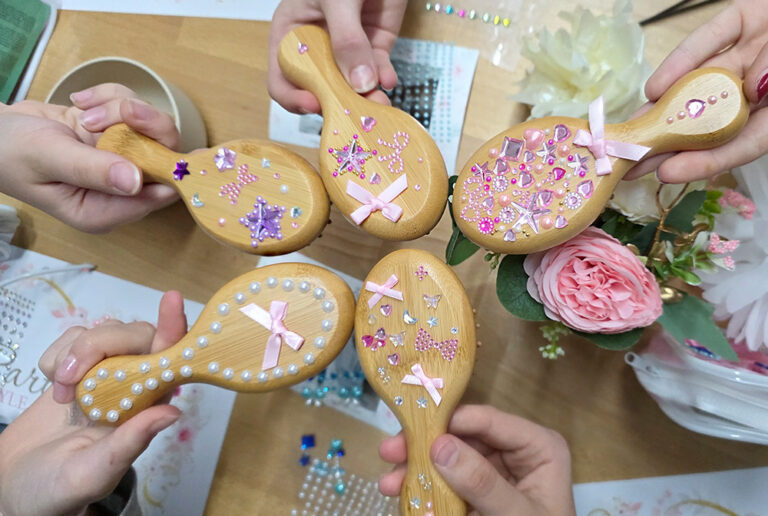 Dekorierte Bürsten für Teenieparties