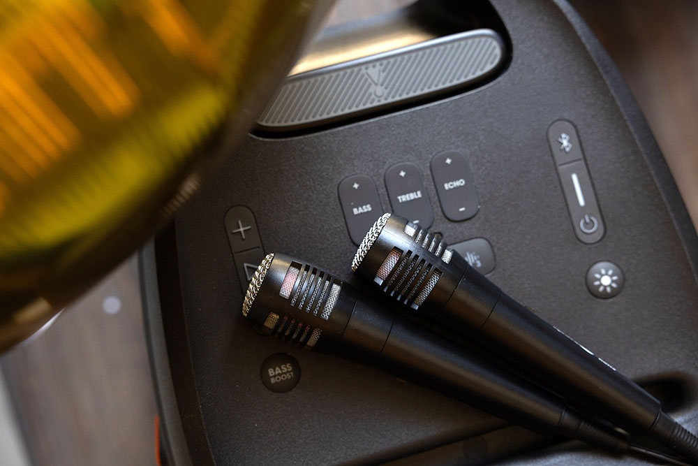 Musikbox mit Karaoke Mikorofonen