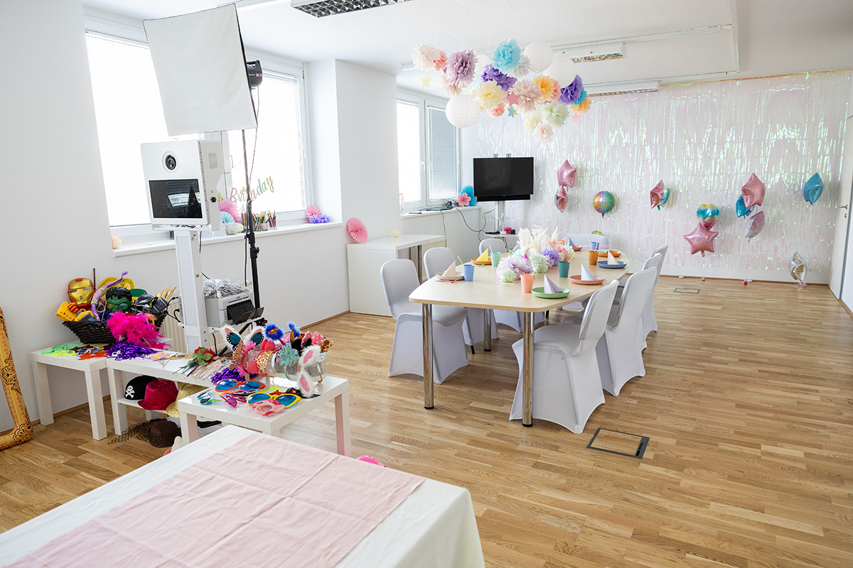 Dekorierter partyraum mit Fotobox