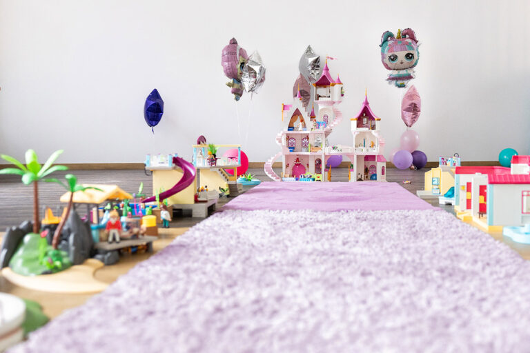 Playmobilschloss udn weitere Häuschen aufgebaut im Fotostudio für eine Party