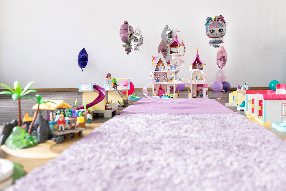 Playmobilschloss udn weitere Häuschen aufgebaut im Fotostudio für eine Party