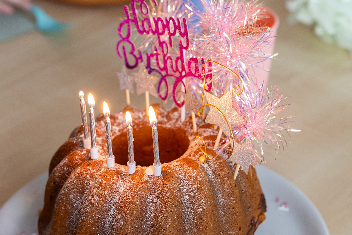Guglhupftorte mit happy Birthday Schild