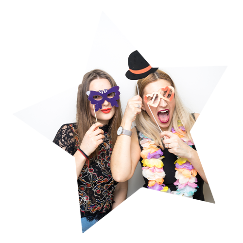 Zwei Mädels beim Posing für die Fotobox