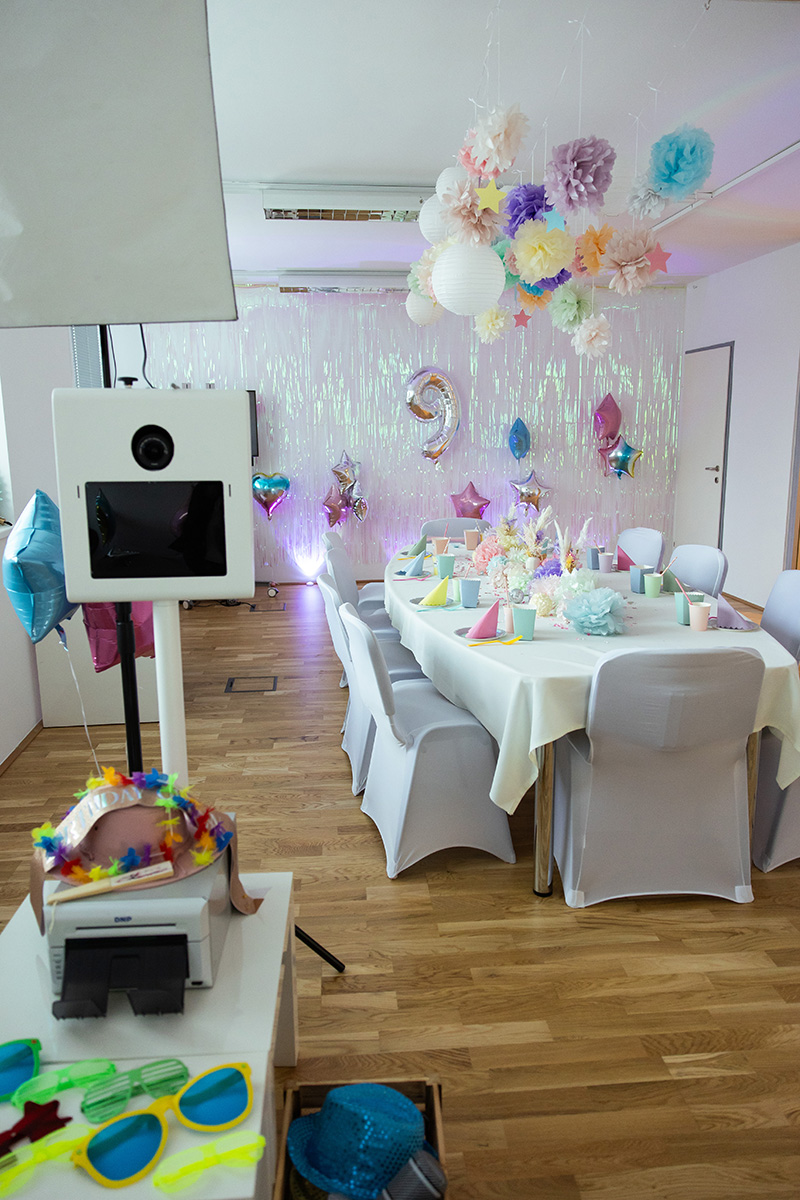 Partyraum mit Fotobox und dekoriertem Tisch