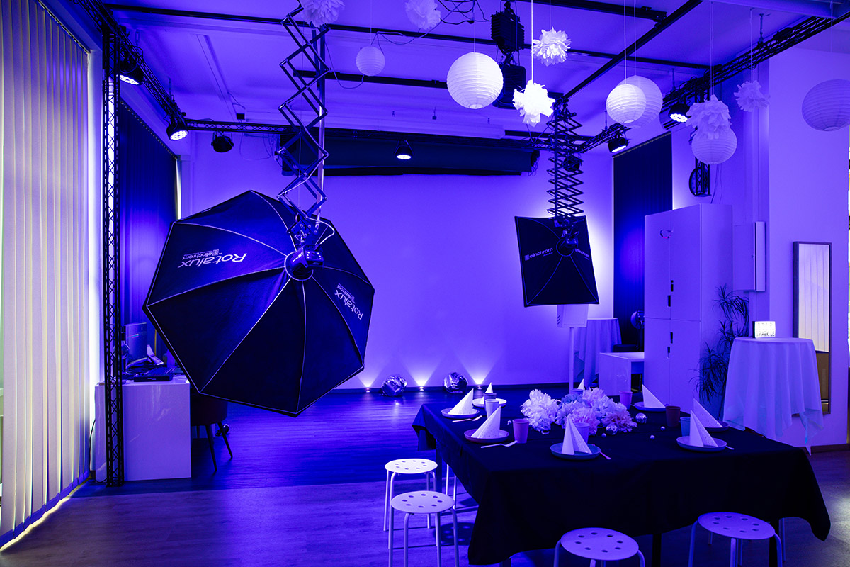 Blau beleuchtetes Fotostudio für eine Party