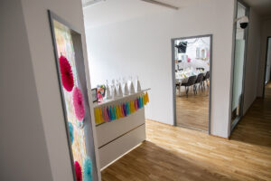 Vorraum mit Blick in den Partyraum