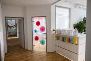 Eingangsbereich mit Tresen und Tür