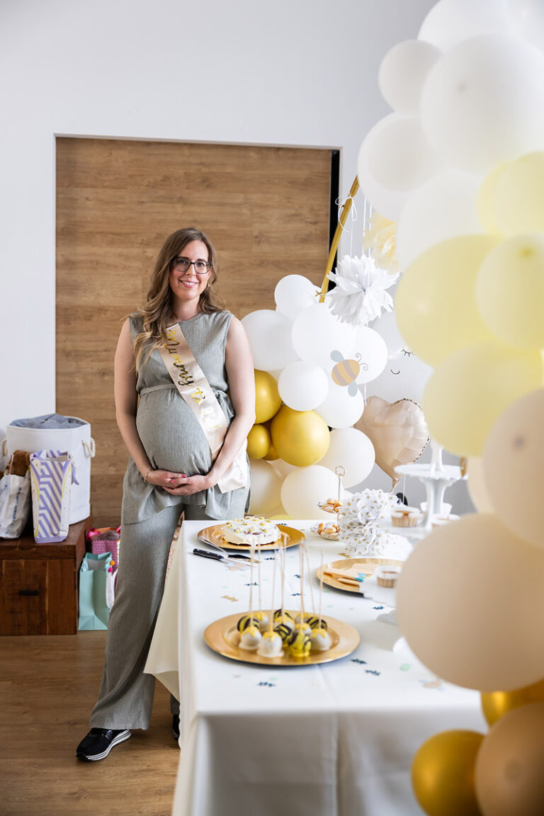 Schwangere Dame bei Babyparty mit Bienenmotto 