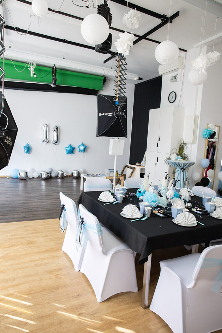 Fotostudio in blau, schwarz und Silber dekoriert