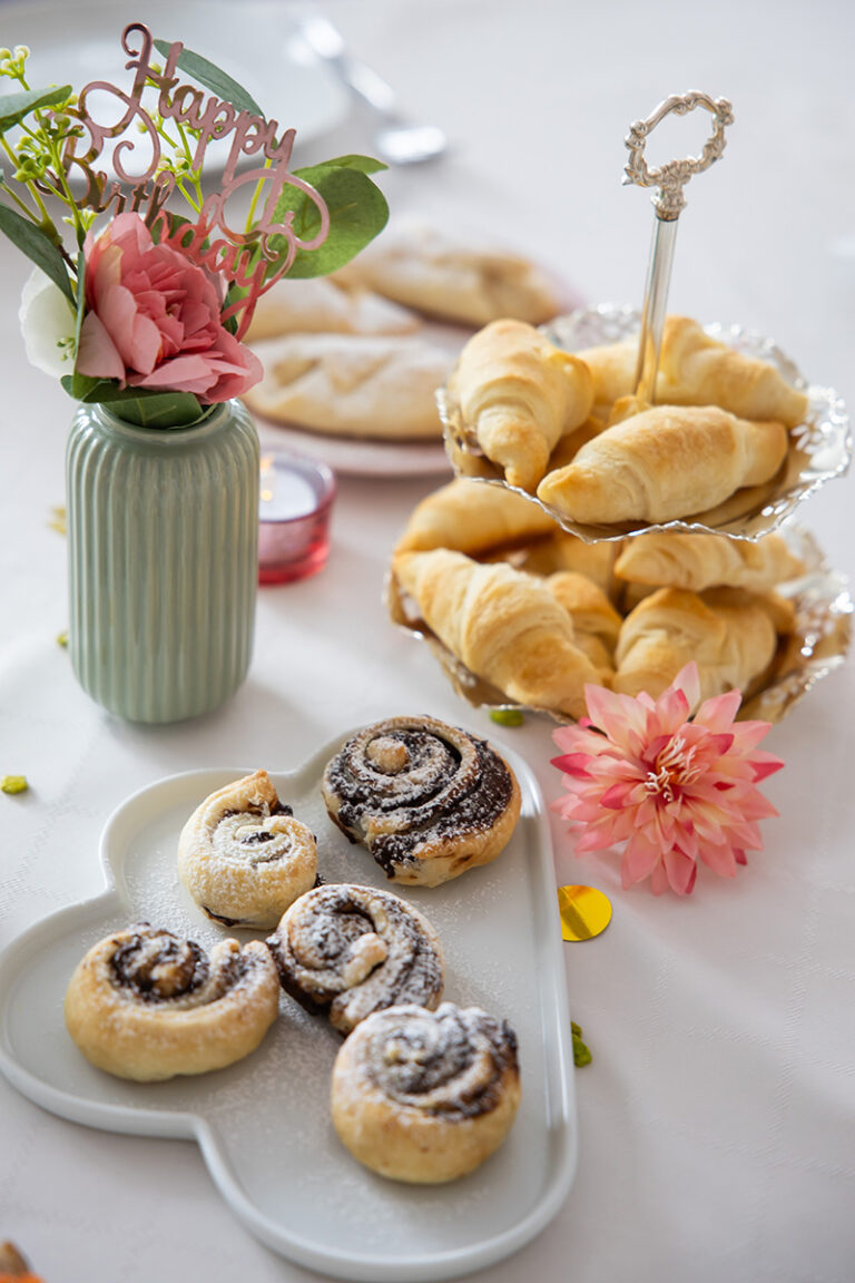 Frühstück mit Schokoschnecken und Croissaints