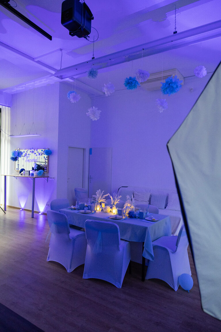 Fotostudio mit weißer Dekoration blau beleuchtet